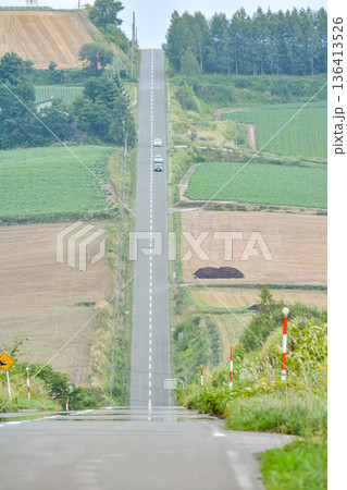 北海道のどこまでも続くまっすぐな道 136413526