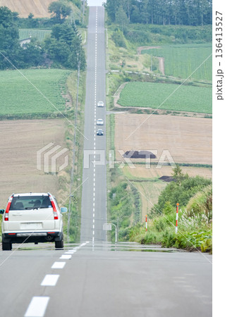 北海道のどこまでも続くまっすぐな道 136413527
