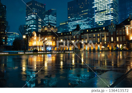 雨の東京駅丸の内駅前広場の夜景【都会イメージ】 雨の東京駅丸の内駅前広場の夜景【都会イメージ】 136413572