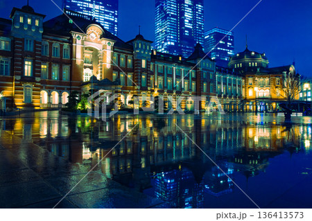 雨の東京駅丸の内駅前広場の夜景【都会イメージ】 雨の東京駅丸の内駅前広場の夜景【都会イメージ】 136413573