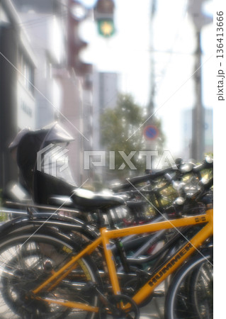 歩道駐輪の自転車（ソフトフォーカス） 136413666