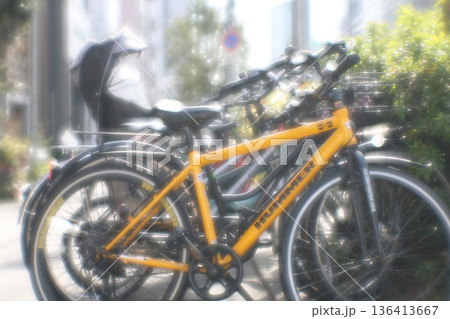 歩道駐輪の自転車(ソフトフォーカス) 歩道駐輪の自転車(ソフトフォーカス) 136413667