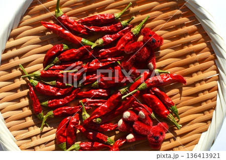 真っ赤な唐辛子と真っ赤なテディベア 真っ赤な唐辛子と真っ赤なテディベア 136413921