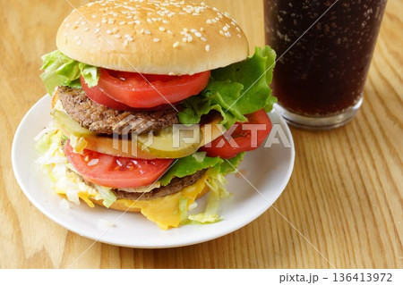 大きなダブルチーズバーガー 136413972