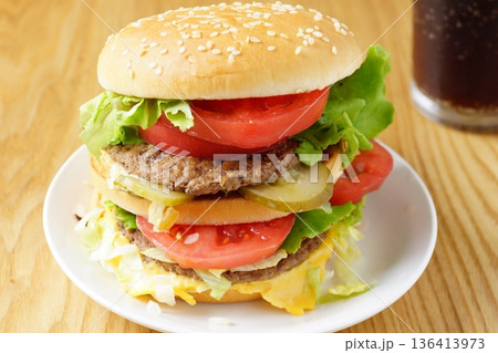大きなダブルチーズバーガー 136413973