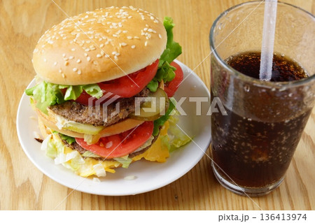 大きなダブルチーズバーガー 大きなダブルチーズバーガー 136413974