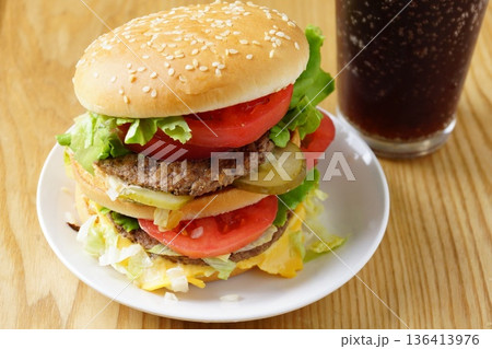 大きなダブルチーズバーガー 136413976