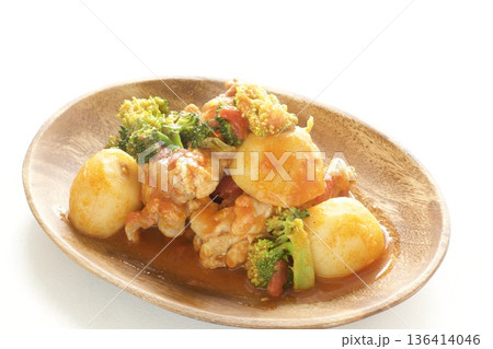 じゃがいもと鶏肉のトマト煮込み 136414046