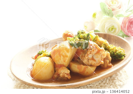 じゃがいもと鶏肉のトマト煮込み 136414052