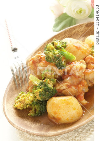 じゃがいもと鶏肉のトマト煮込み じゃがいもと鶏肉のトマト煮込み 136414053