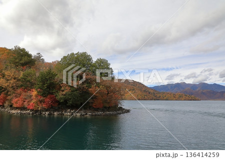 [定額] 遊覧船から望む秋の紅葉の中禅寺湖 ( 栃木県 日光市 ) 136414259