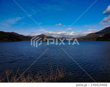箱根芦ノ湖と観光船 136414408