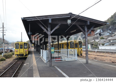 豊後竹田駅のホームに停車するJR豊肥本線の列車 豊後竹田駅のホームに停車するJR豊肥本線の列車 136414444