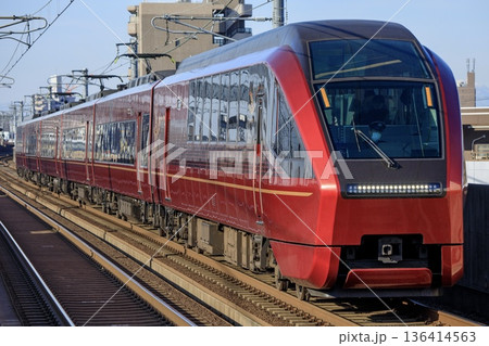 近鉄名古屋線を走る80000系特急ひのとり 136414563