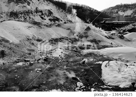 異世界を感じる山肌に雪が積もる「登別地獄谷」白黒 異世界を感じる山肌に雪が積もる「登別地獄谷」白黒 136414625