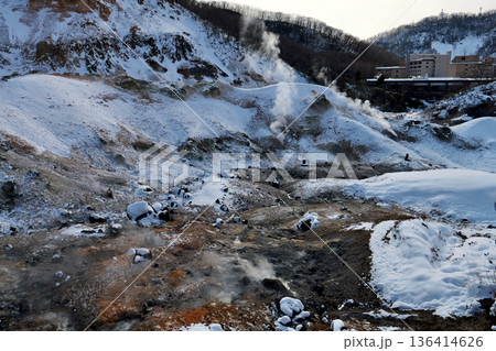茶色い山肌に雪が積もる「登別地獄谷」 136414626