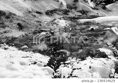 異世界を感じる地表から湧き上がる蒸気「白黒」 異世界を感じる地表から湧き上がる蒸気「白黒」 136414629