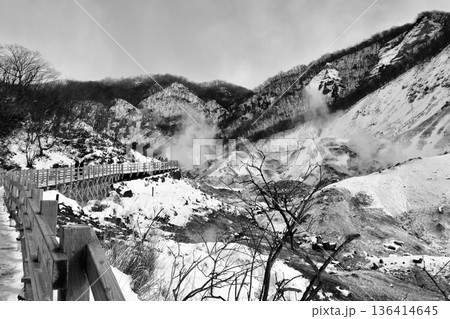 荒涼とした冬の「登別地獄谷」噴気孔から出る蒸気「白黒」 136414645