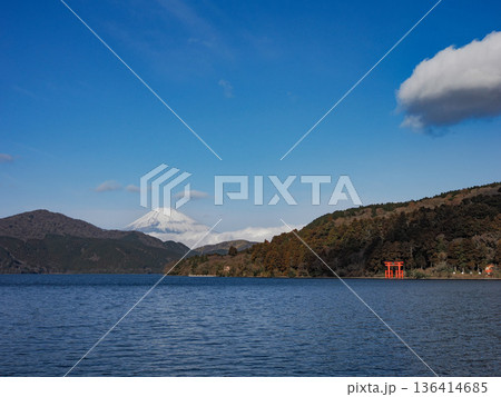 箱根芦ノ湖と富士山 箱根芦ノ湖と富士山 136414685