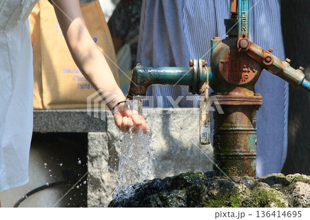 冷たい井戸水 136414695