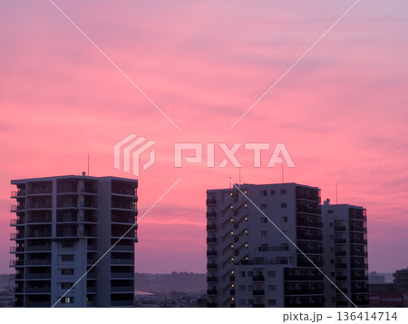 夕焼けに染まるマンション 夕焼けに染まるマンション 136414714