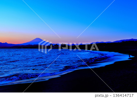 冬の茅ヶ崎海岸からの富士山の夕景 ブルーアワー 冬の茅ヶ崎海岸からの富士山の夕景 ブルーアワー 136414717