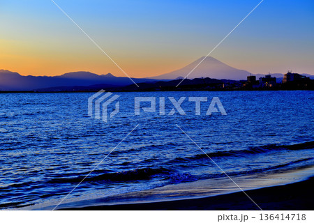 冬の茅ヶ崎海岸からの富士山の夕景 ブルーアワー 冬の茅ヶ崎海岸からの富士山の夕景 ブルーアワー 136414718