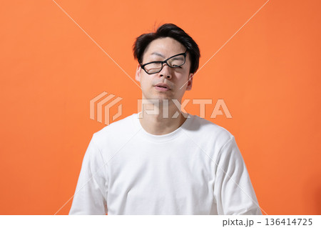 驚いた表情の男性 136414725