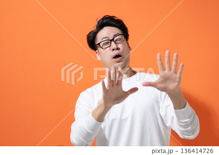 驚いた表情の男性 136414726