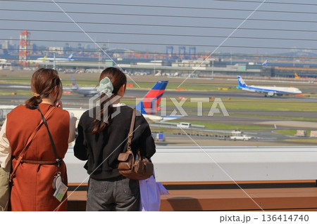 展望デッキで離陸する飛行機を眺める利用客 展望デッキで離陸する飛行機を眺める利用客 136414740