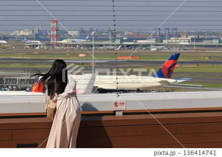滑走路を眺める女性 羽田空港の展望デッキ 滑走路を眺める女性 羽田空港の展望デッキ 136414741