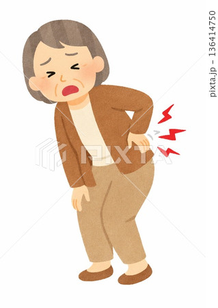 腰の痛みでつらそうに立つ高齢女性のイラスト 136414750
