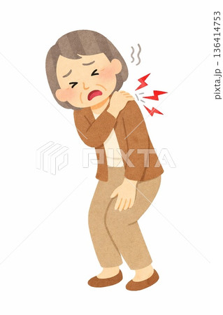 肩の痛みでつらそうに立つ高齢女性のイラスト 136414753