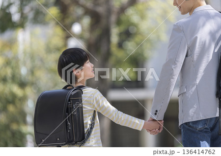 父親と手をつないで歩く小学3年生の男の子 136414762