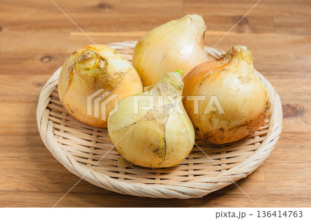 ざるに盛った新玉ねぎ 136414763