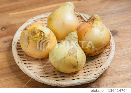 ざるに盛った新玉ねぎ 136414764