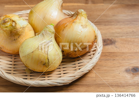 ざるに盛った新玉ねぎ 136414766