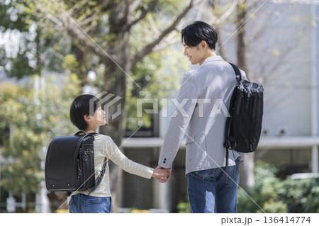 手をつないで歩く小学3年生の男の子と30代の父親 手をつないで歩く小学3年生の男の子と30代の父親 136414774
