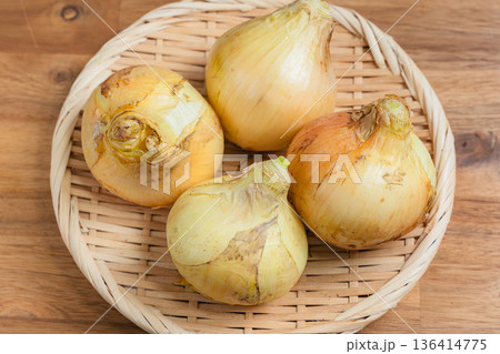 ざるに盛った新玉ねぎ 136414775