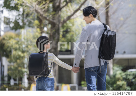 手をつないで歩く小学3年生の男の子と30代の父親 136414797