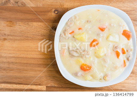 白い皿に盛り付けたクリームシチュー 136414799