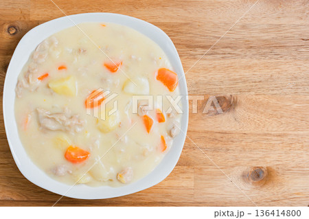 白い皿に盛り付けたクリームシチュー 136414800