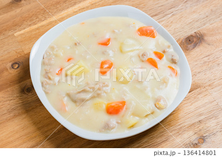白い皿に盛り付けたクリームシチュー 136414801