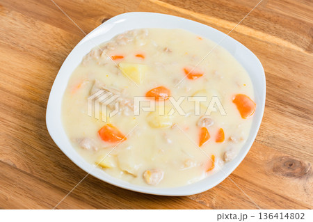 白い皿に盛り付けたクリームシチュー 136414802