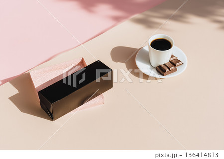 チョコレートとコーヒーのスタイリッシュな朝時間｜影と光が映えるミニマル構図 136414813