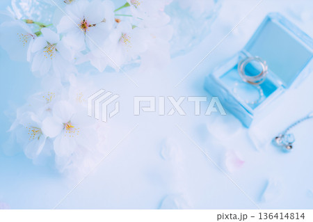 桜とジュエリーの春背景|プロポーズや記念日を彩る上品でロマンチックなイメージ 桜とジュエリーの春背景|プロポーズや記念日を彩る上品でロマンチックなイメージ 136414814