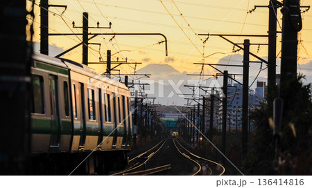 JR横浜線、鴨居ー小机間(横浜市)で撮影した富士山と電車の夕景 JR横浜線、鴨居ー小机間(横浜市)で撮影した富士山と電車の夕景 136414816