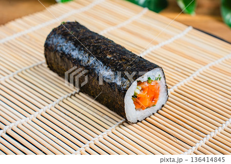 サーモン巻き寿司 136414845