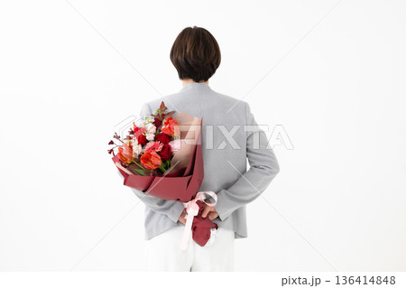 花束を持った女性の後ろ姿 花束を持った女性の後ろ姿 136414848