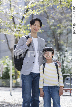 小学3年生の男の子と30代の父親 136414849
